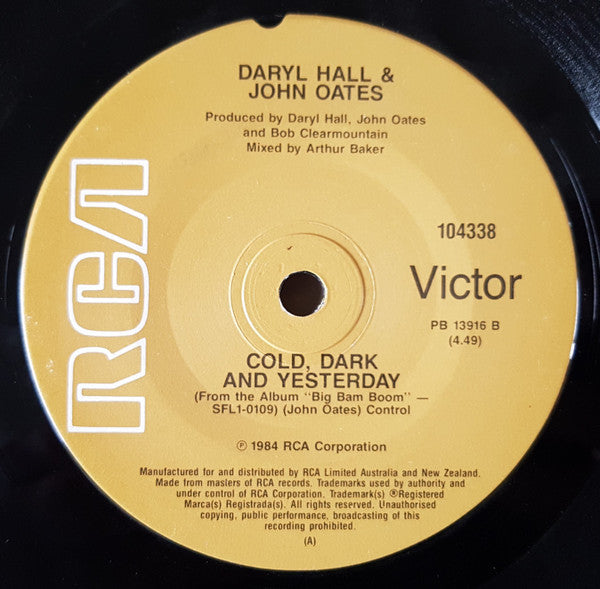 Daryl Hall & John Oates – Out Of Touch 7" vinyl record, image 2 of 3