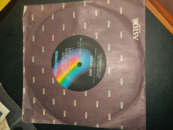 Bing Crosby, John Scott Trotter And His Orchestra – White Christmas / Where The Blue Of The Night Meets The Gold Of The Day 7" vinyl record, image 2 of 3